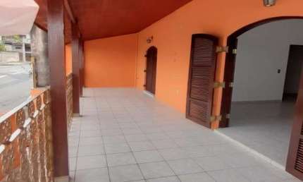 AMPLO SOBRADO COM 3 QUARTOS SENDO 1 SUÍTE, QUINTAL COM BARRACÃO