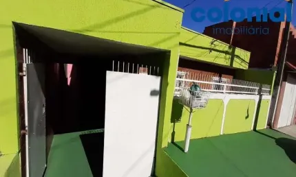 Casa com 2 quartos, mais 2 casas com dois cômodos nos fundos