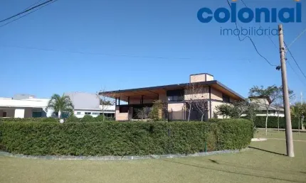 CASA TÉRREA EM CONDOMÍNIO FECHADO COM 3 DORMITÓRIOS, SENDO 2 SUÍTES, COM AR, PISCINA, ÁREA GOURMET COMPLETA EM 1200M² DE TERRENO.RESIDENCIAL PRIMAVER