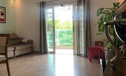 SOBRADO COM 2 QUARTOS, 2 VAGAS COBERTAS E EDÍCULA. VILA HORTOLÂNDIA.