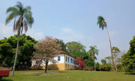 Sítio maravilhoso, casa colonial restaurada, casa moderna, lazer, pomar, muito espaço.