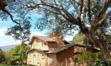 Belíssima casa em condomínio, com 4 suítes, piscina e pomar
