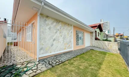 Casa com 3 quartos à venda na Rua Antônio Luiz Medeiros, 29, Barreiros, São José por R$ 850.000