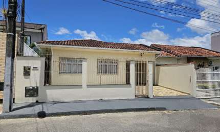 Casa com 3 quartos à venda na Ribatejo, 220, Forquilhas, São José por R$ 595.000
