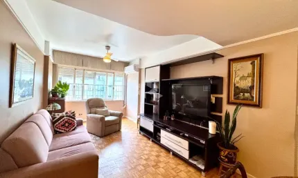 Apartamento com três quartos, suíte e vaga, no Menino Deus