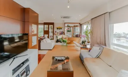 Apartamento situado em localização fantástica no Bairro Menino Deus, com 231 metros quadrados privat