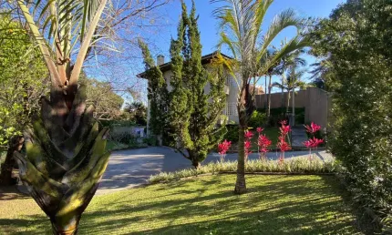 Linda casa com 4 suítes no Campo Comprido. próxima de mercados, colégios, parques, farmácias, rua da Cidadania entre outras.