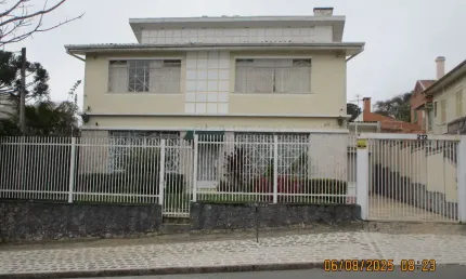 Casa com excelente localização nas mercês, antiga mas muito bem conservada.