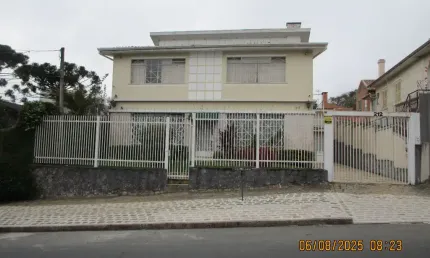 Excelente casa com aptidão para comércio, proxima a hospital, clinicas, mercado, restaurantes, bancos, etc.