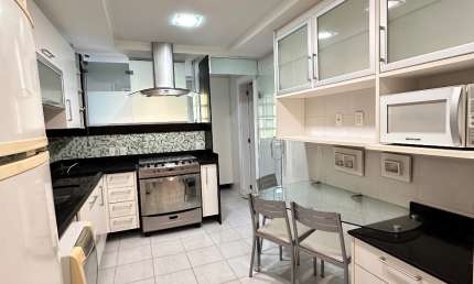 Belíssima cobertura com 4 quartos, bem pertinho do coração de Itaipava