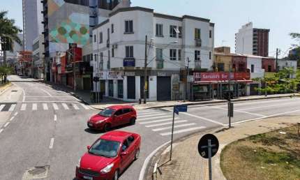 Lojas comerciais disponíveis. Diversos valores e dimensões a combinar.