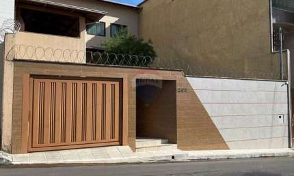 Casa de 4 dormitórios e 2 vagas,  com 294 m2 próximo a avenida no Bairro Alipinho em Coronel Fabriciano/MG.