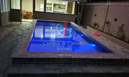 Residencia elegante com estruturas funcionais e area de lazer completa.
