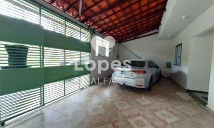 Casa espaçosa de 3 dormitórios, suíte com varanda e duas vagas de garagem, localizada no bairro Caiçaras em Barbacena