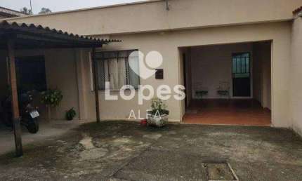 Casa Ampla com 4 Dormitórios, Canil e Garagem Espaçosa