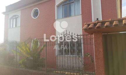 Confortável Apartamento de Três Quartos com Suíte e Garagem para Um Carro
