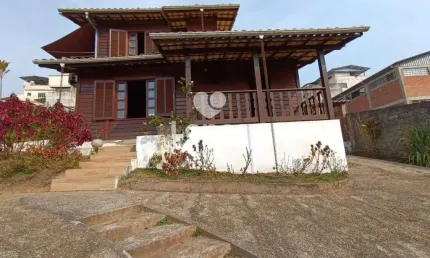 Casa de Alto Padrão com 2 Suítes, Closet e Cozinha Gourmet