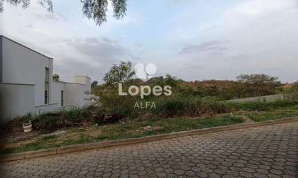 Construa a Casa dos Seus Sonhos: Lote de 940m² em Condomínio Fechado
