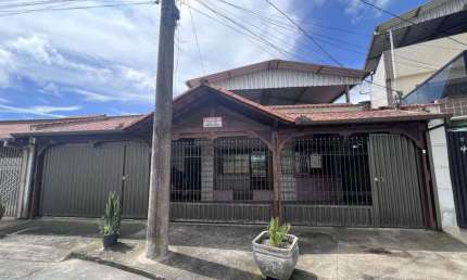 Casa à venda em Barbacena no Santa Efigênia com 3 kitnet com entrada independente