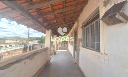 Casa Antiga de Esquina - Oportunidade Única no Centro de Alfredo Vasconcelos