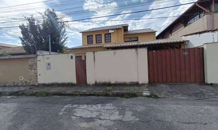 Casa de Luxo no Coração da Cidade - 310m² de Sofisticação e Conforto