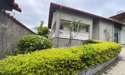 Espetacular Casa com 5 Dormitórios, Jardim Encantador e Pomar Privativo – Localização Privilegiada!