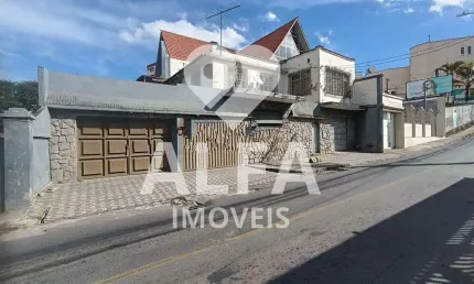 Casa ampla com 3 quartos, suíte com banheira e terraço no Centro – 2 vagas de garagem