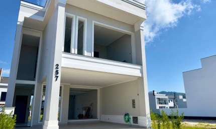 Belíssima casa com muito conforto e sofisticação em condomínio fechado