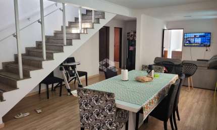 Sobrado no Jardim Guapira com 5 dormitórios e 2 vagas.