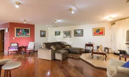 Sobrado à venda com 700m², 5 quartos e 6 vagas com piscina