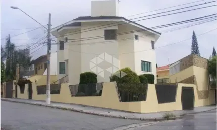 Sobrado no jardim frança com 5 dormitórios e 6 vagas de garagem.