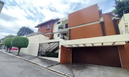 Sobrado no barro branco com 3 suítes e 6 vagas de garagem.