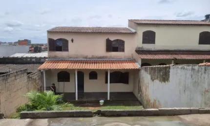 Casa 02 Dormitórios 04 vagas - 200 metros da estação primavera