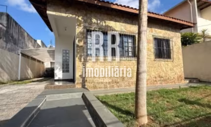 Casa térrea a venda no bolsão de interlagos,  sendo 3 dormitórios 1 escritório e vaga para 4 carros
