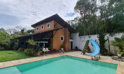 Sitio em parelheiros com 2.400m² casa principal com 04 quartos 07 vagas acesso por  rua totalmente asfaltada