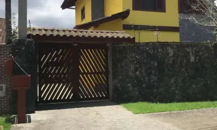 Bela casa com piscina e churrasqueira no jardim samambaia
