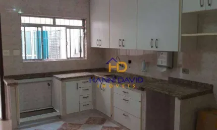 Vende casa na vila mariana Reformada com três dormitórios sendo três suítes com Ar condicionada duas vagas cobertas .