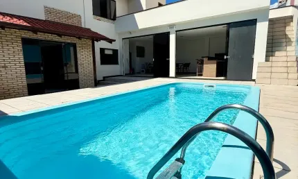 Belíssima Casa com piscina,  2 suítes + 1 quarto e área de festa