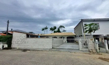 Casa com piscina de 3 quartos semimobiliada com planejados - em Aririú - Palhoça - SC