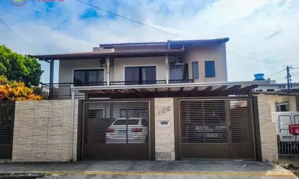 Sobrado Versátil para Venda com ótimo potencial para gerar Renda, com Sala Comercial.