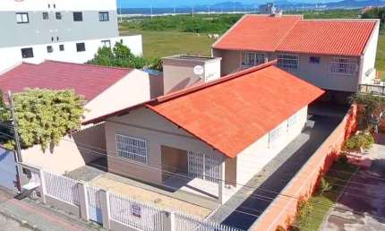 TERRENO COM 2 EDIFICAÇÕES INDEPENDENTES A 170 METROS DO MAR, LOCALIZADO NO BAIRRO MEIA PRAIA