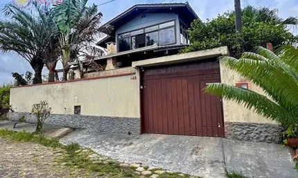 Sobrado no centro de barra velha com 03 dormitórios sendo 01 suíte