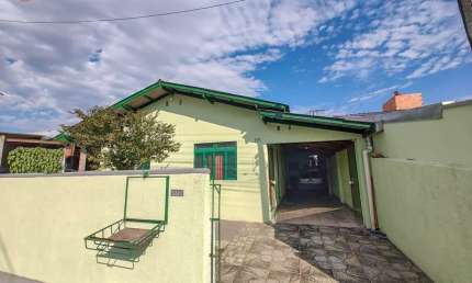 Casa localizada no bairro Porto das Balsas, com 03 dormitórios sendo 01 suíte e área total de 200m²