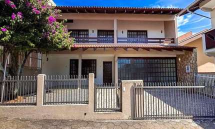EXCELENTE SOBRADO AVERBADO NO CENTRO DE BARRA VELHA COM 269,92 M² PRIVATIVOS!!