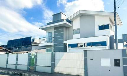 SOBRADO DE ALTO PADRÃO - LOCALIZADO EM ITAJAI - MOBILIADO  COM 585 m² DE TERRENO.