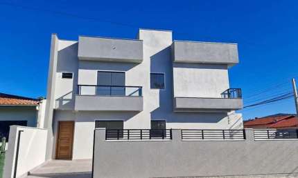 EXCELENTE SOBRADO NOVO DE ESQUINA COM 02 SUÍTES - LOCALIZADO NO BAIRRO MEIA PRAIA NAVEGANTES.