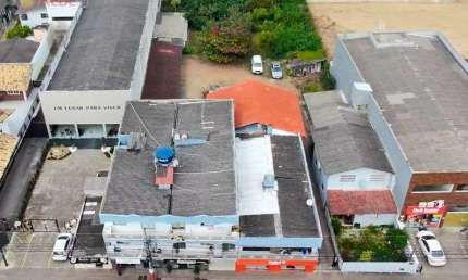 TERRENO COM EDIFICAÇÃO RESIDENCIAL E COMERCIAL NA AVENIDA CENTRAL DE NAVEGANTES