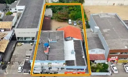TERRENO COM EDIFICAÇÃO RESIDENCIAL E COMERCIAL NA AVENIDA CENTRAL DE NAVEGANTES