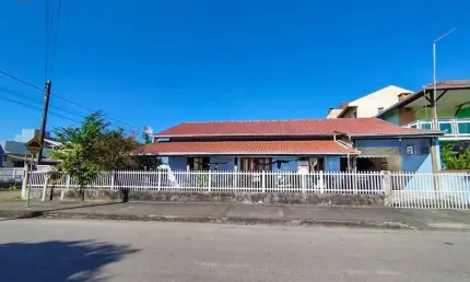 EXCELENTE CASA DE ESQUINA COM AMPLO TERRENO MEDINDO 342,00m² TOTAL