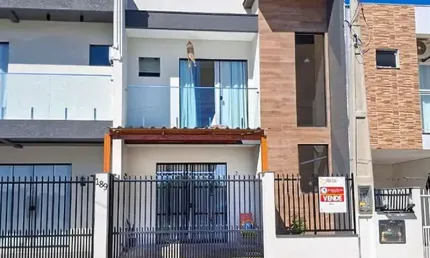 IMÓVEL NOVO! Casa Geminada Mobiliada com 02 Suítes, localizada a 200 metros da Praia!